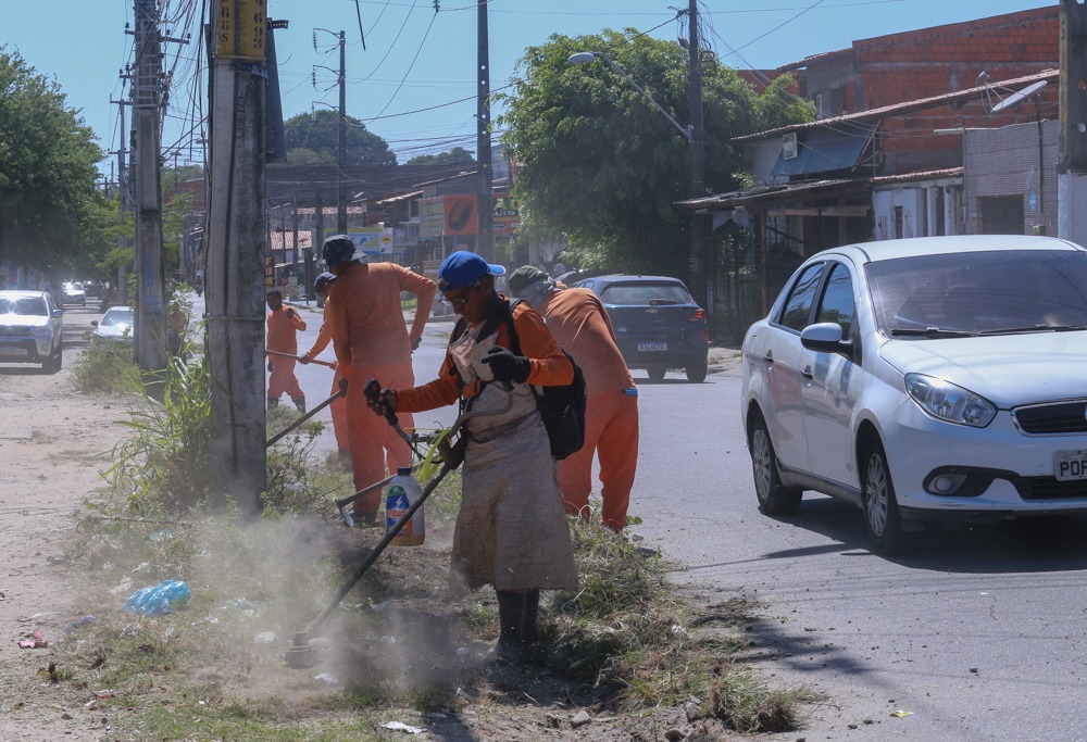 homens capinando um meio-fio